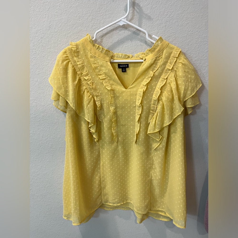 Yellow Torrid cap sleeve blouse size 3 Swiss dot